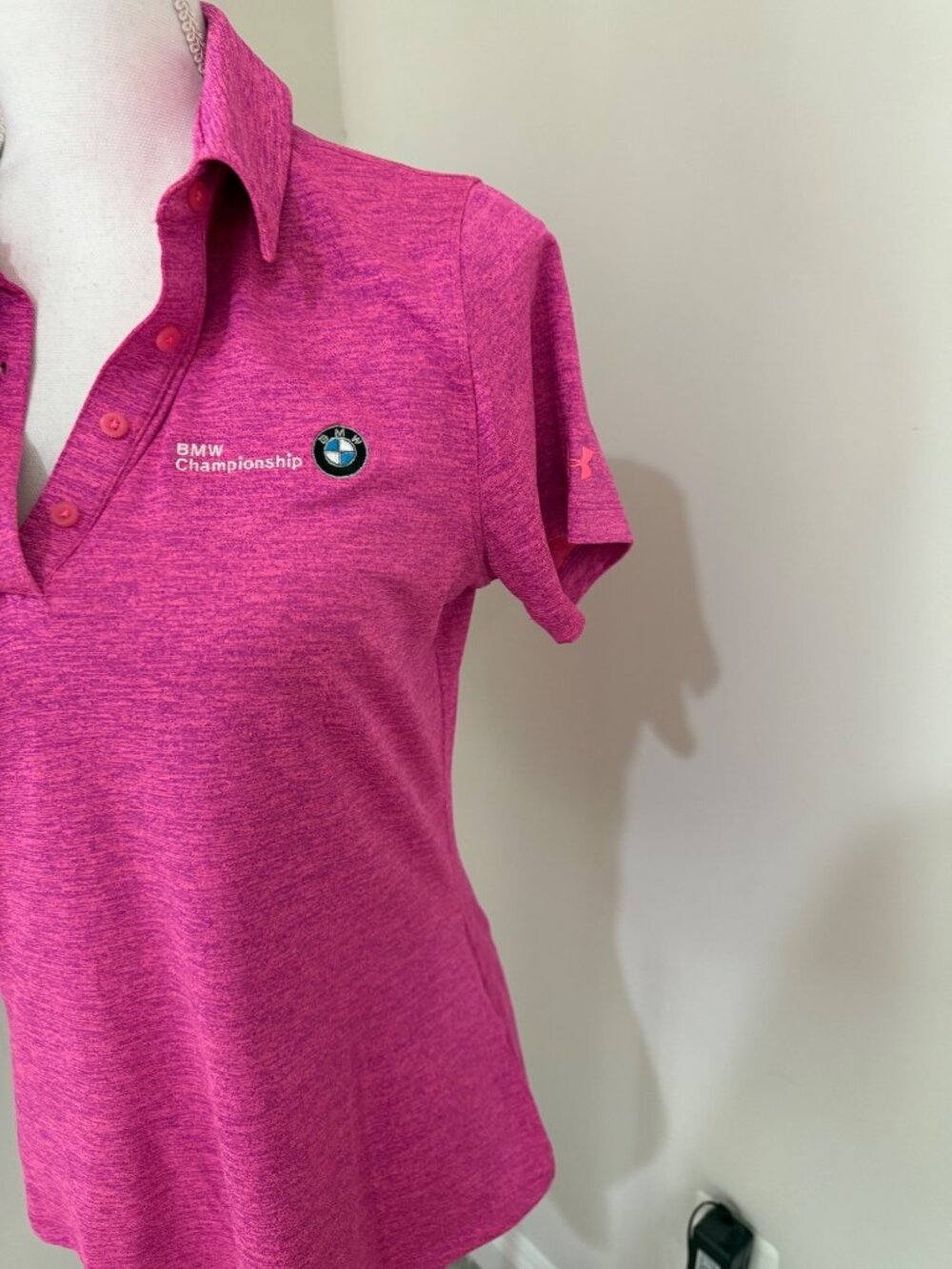 Under Armour New Women’s Medium Golf BMW Pink Polo Short Sleeve UPF 30 - Picture 3 of 10